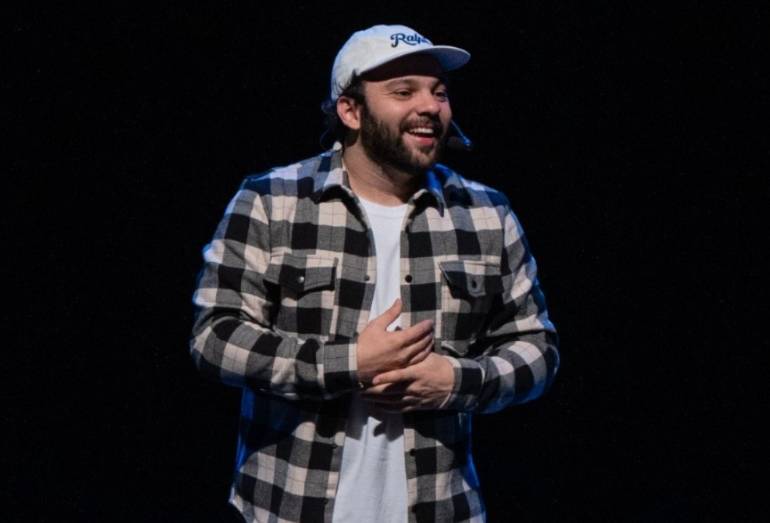 Raphael Ghanem chega ao Rio neste domingo (18) com espetáculo “Se é que você me entende”