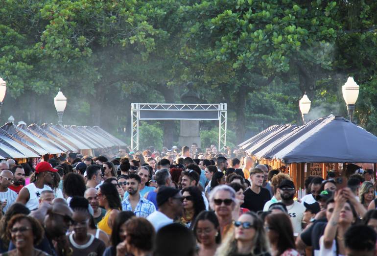 Unindo música, gastronomia e empreendedorismo, Sobrou Foi Samba faz sua estreia na Praça Paris