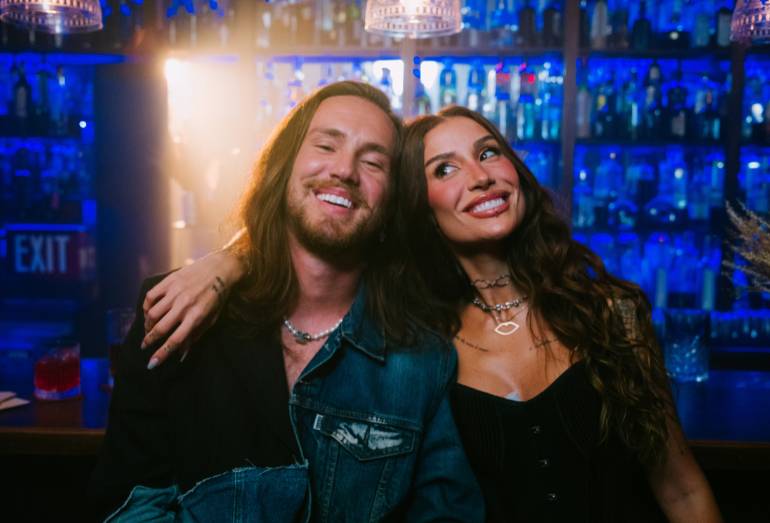 Vitor Kley vive par romântico com Bianca Andrade em novo clipe