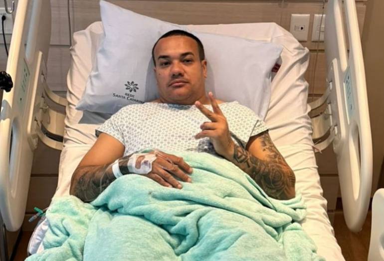 Vitinho anuncia pausa de um mês na agenda após cirurgia: 