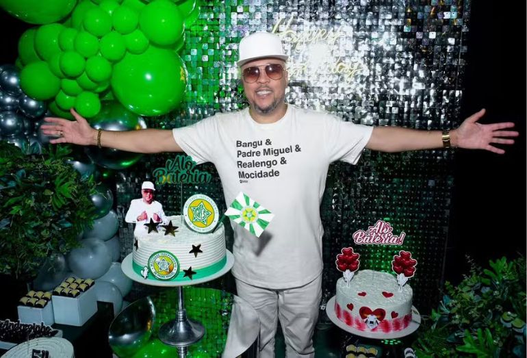 Andrezinho, do Molejo, celebra 54 anos em bar do Rio com roda de samba e presenças especiais