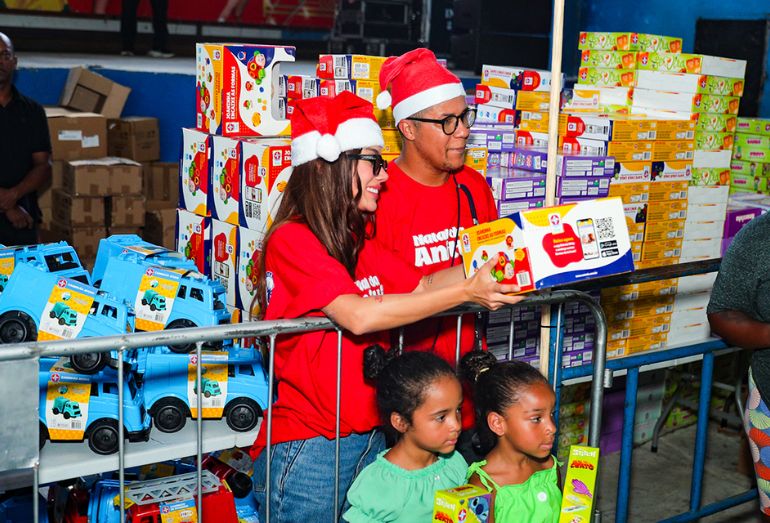 Anitta volta às origens e distribui cestas básicas e brinquedos no Rio