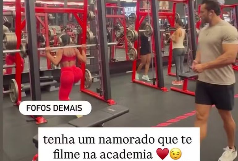 Gracyanne Barbosa fazendo exercício na academia enquanto o empresário Gabriel Cardoso a filma com o celular.