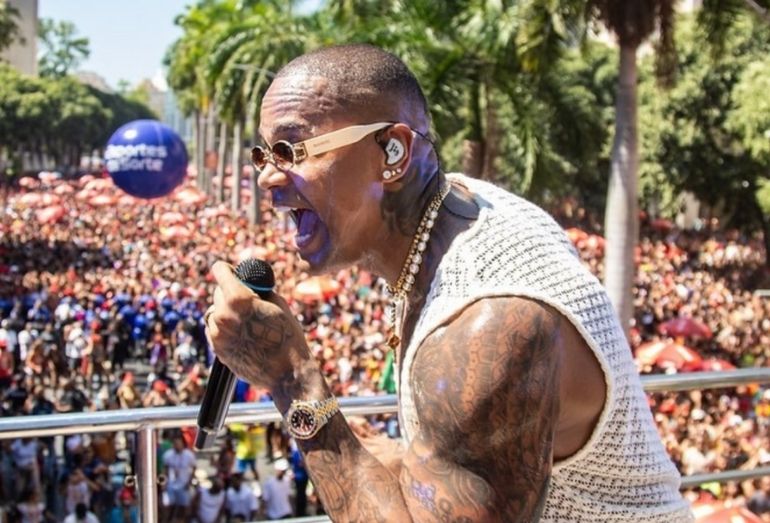 O cantor Léo Santana cantando em cima de um trio elétrico cercado por uma multidão no Centro do Rio.