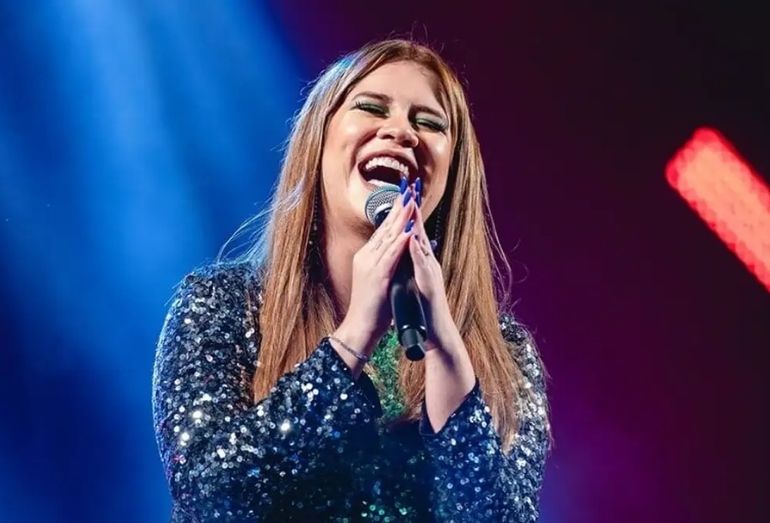 Foto de Marília Mendonça, simbolizando a busca pela protagonista do filme.